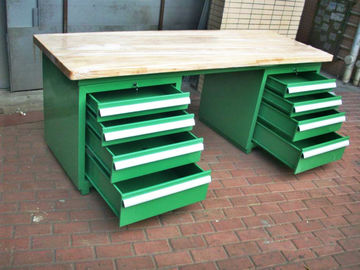 木製のベンチの上の産業仕事台